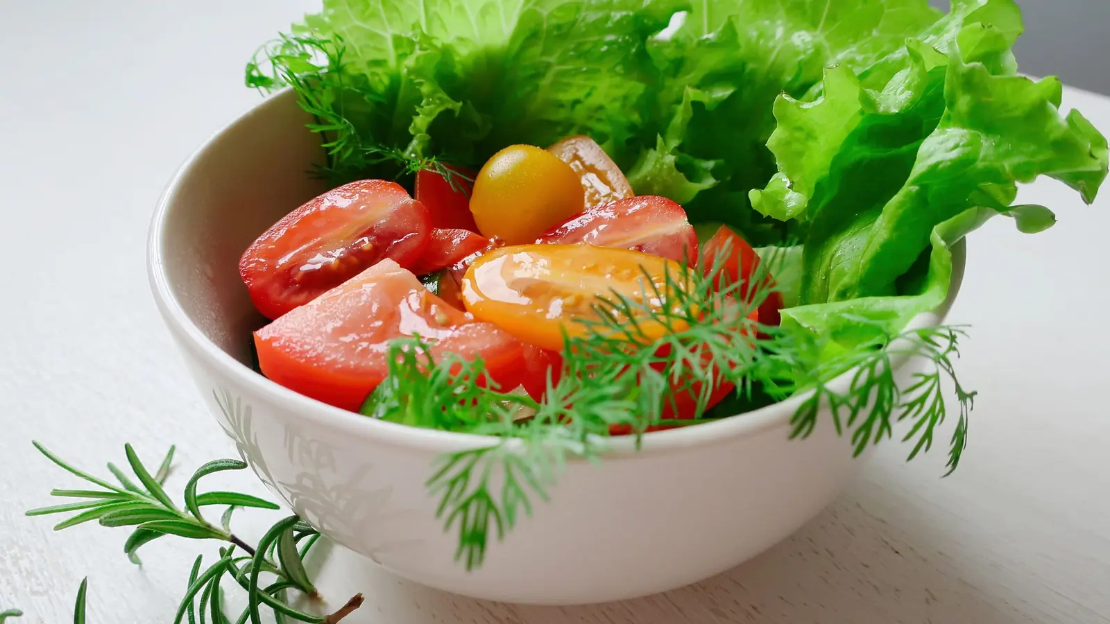 Salatskål med salat og tomater