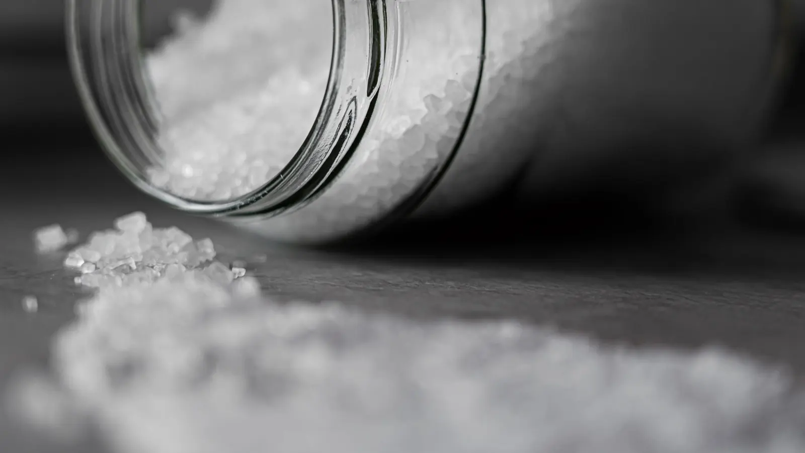 Et veltet glass med salt, i svart-hvitt