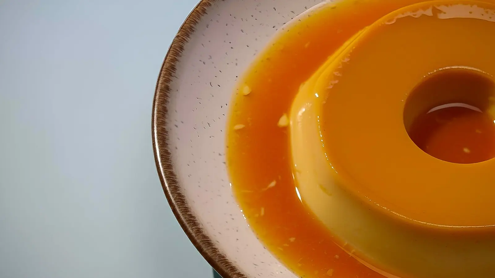 Karamellpudding på et fat