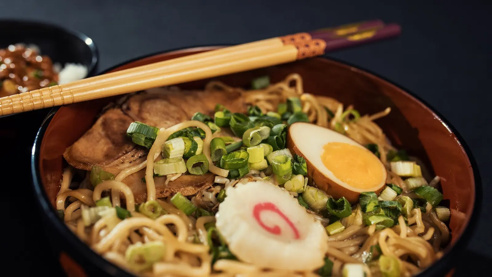 En bolle med ramen, egg og spisepinner